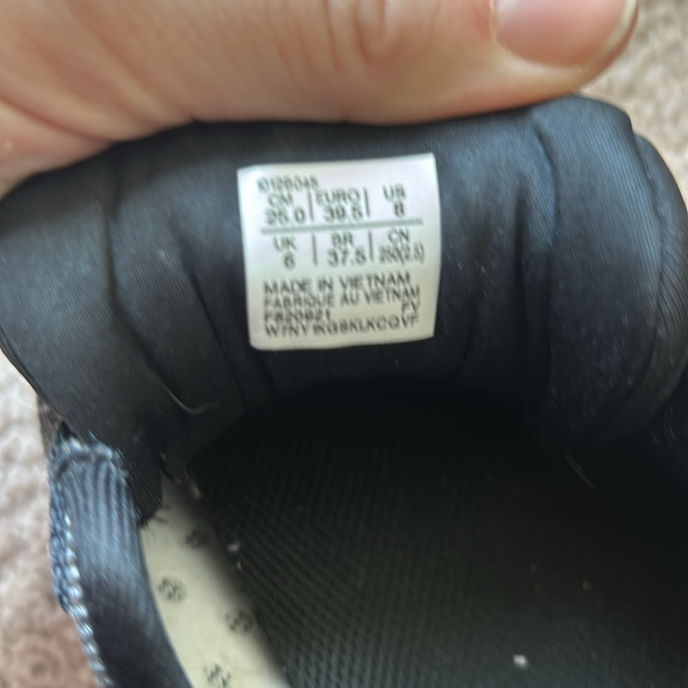 ASICS GT2000 running shoe, Size 8 - Picture 2 of 7